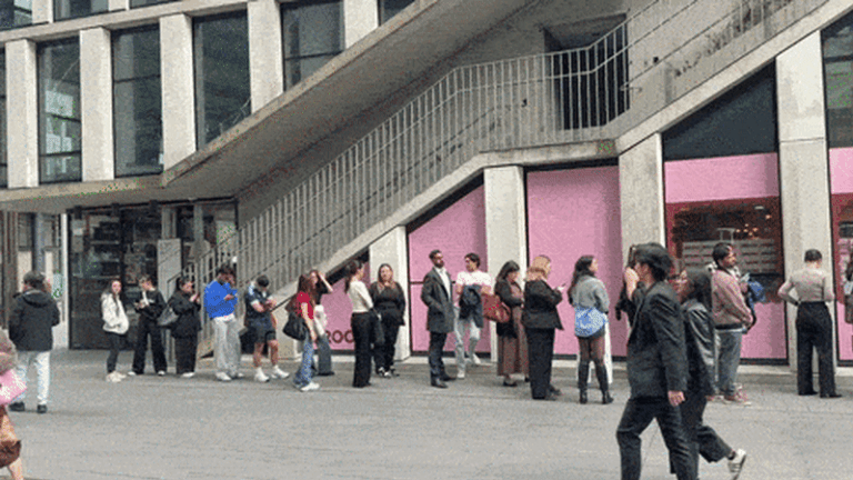 Queuing culture in Australia: Why shoppers and diners are choosing to wait in long lines for cookies, frozen yoghurt and more